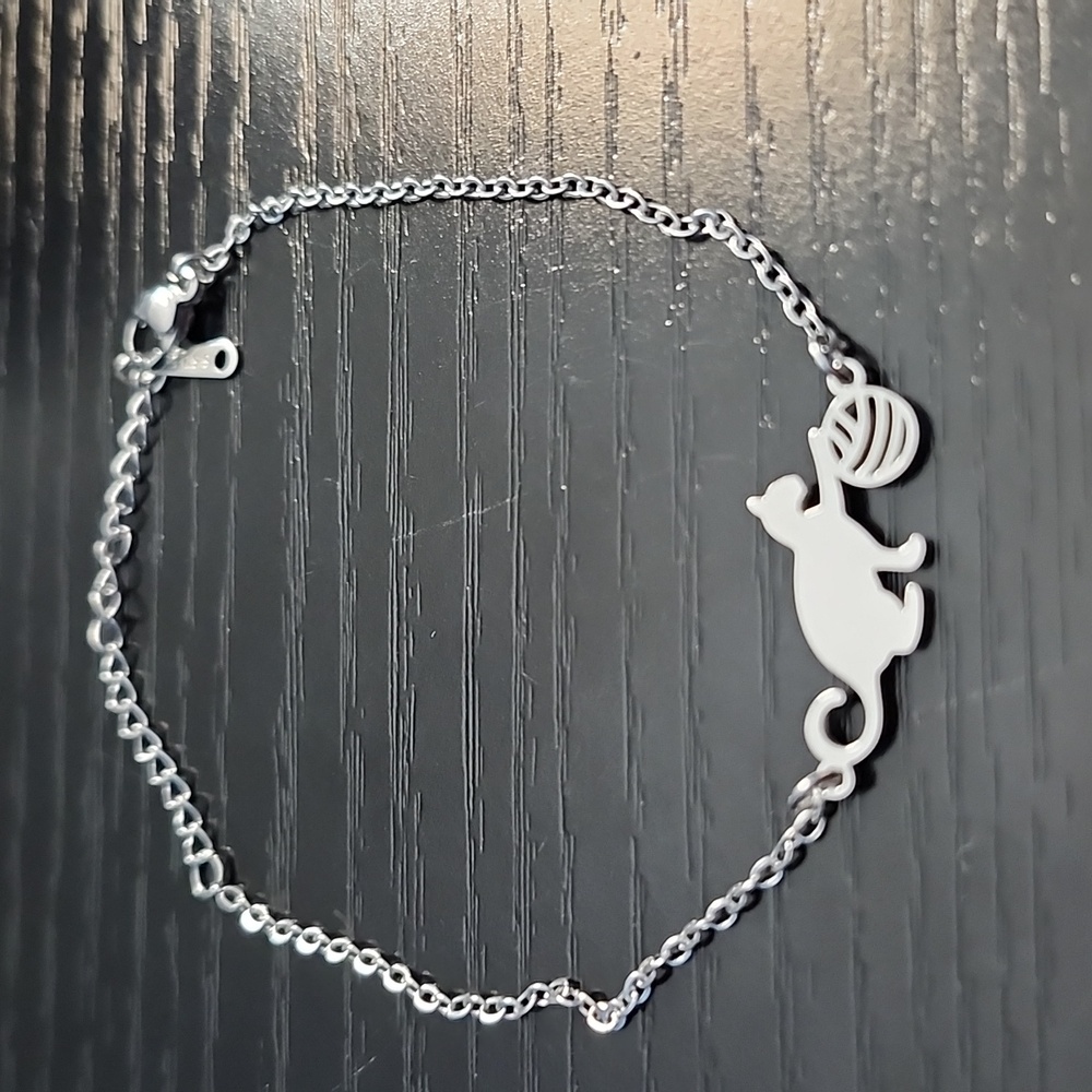 Silvertone Cat with Yarn Bracelet